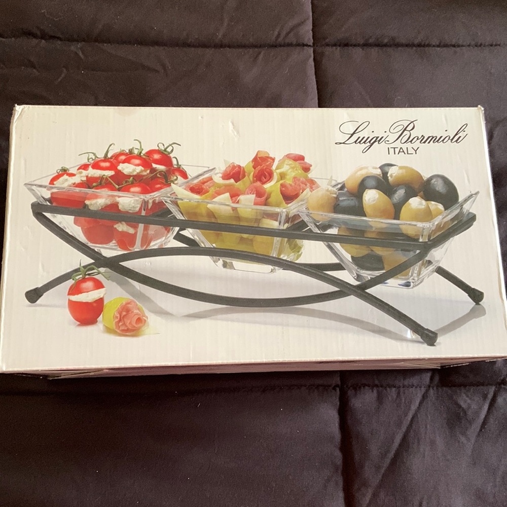 New bowl set with carrier.